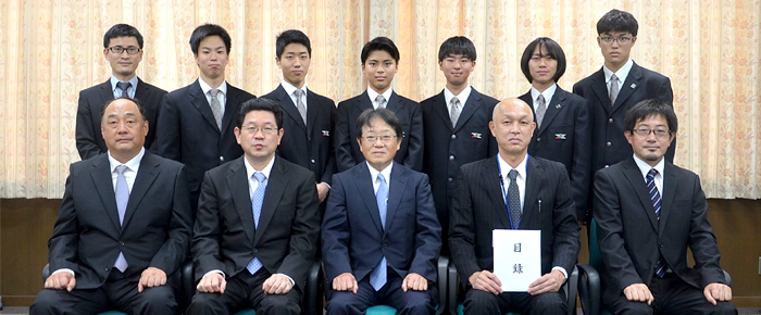 令和3年5月25日 神戸市立科学技術高等学校にて都市工学科の教職員、生徒様との記念撮影
